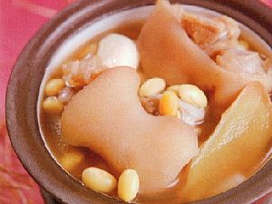 猪蹄炖黄豆