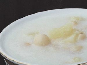 菠萝莲子牛奶汤